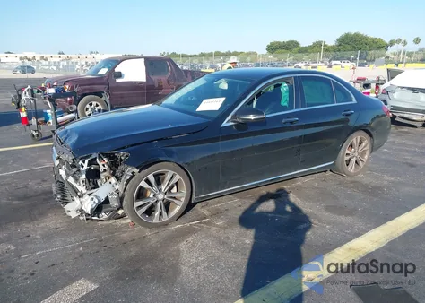 2016 Mercedes-Benz C 300 из США, поврежденный, VIN 55SWF4JB7GU163674